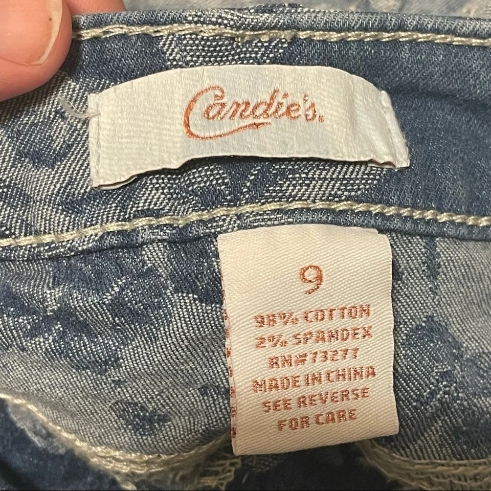 Shorts jeans branco floral Candie's - Imagem 3 de 4