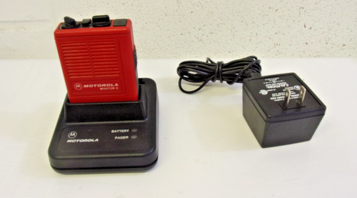 Vintage Motorola Minitor II Pager z ładowarką rzadka czerwona VHF 2