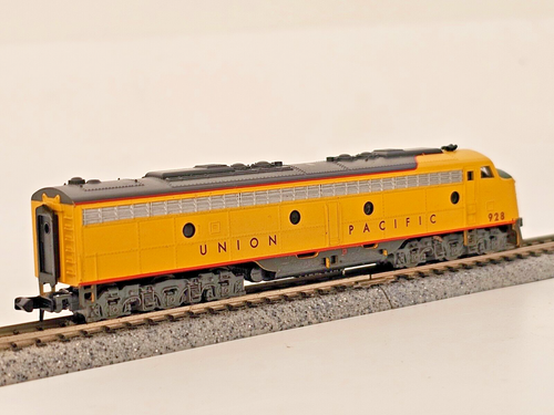 LIFE LIKE N SCALE E-8 DIESEL LOCOMOTIVE UNION PACIFIC # 928 RUNS GREAT SEE VIDEO - Picture 13 of 17