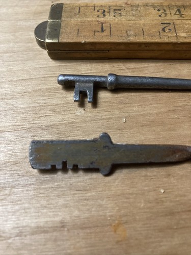 Antique Skeleton Keys LOT - L26 - Picture 2 of 3