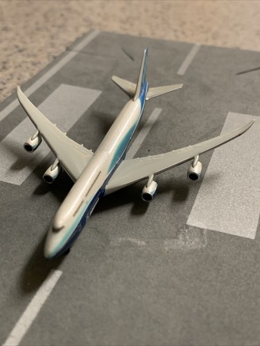 Hogan Wings 1000 scale diecast model B747-8i House Colors "Rollout" - Picture 4 of 12