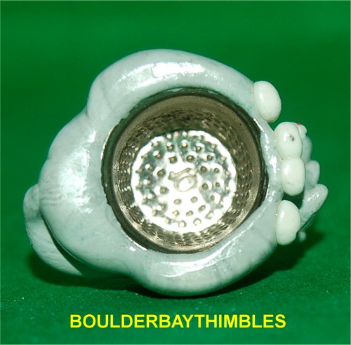 BOULDER BAY Hand crafted Thimble - #02 GRAY SITTING MOM CAT with KITTEN in MOUTH - Picture 6 of 6