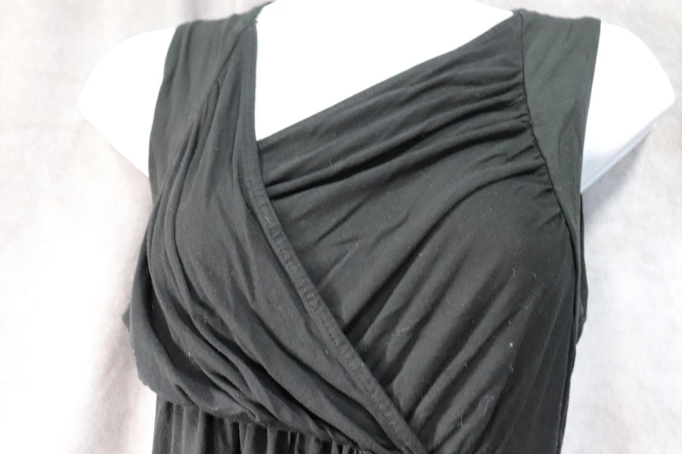 Maxi vestido negro sin mangas Liz Lange) de maternidad para mujer talla pequeña Foto 3 de 4