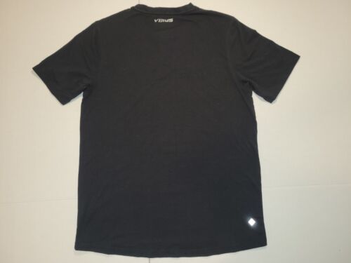 Camiseta Virus International Performance Hombre Bandera Negra Manga Corta Mediana - Imagen 4 de 6