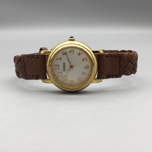 Reloj Guess Vintage Correa Cuero Trenzado Marrón Tono Dorado 24mm Batería Nueva - Imagen 6 de 15