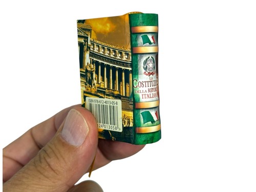 La Costituzione Della Repubblica Italiana mini book 2.20" high hardcover 304 pag - Imagen 3 de 3