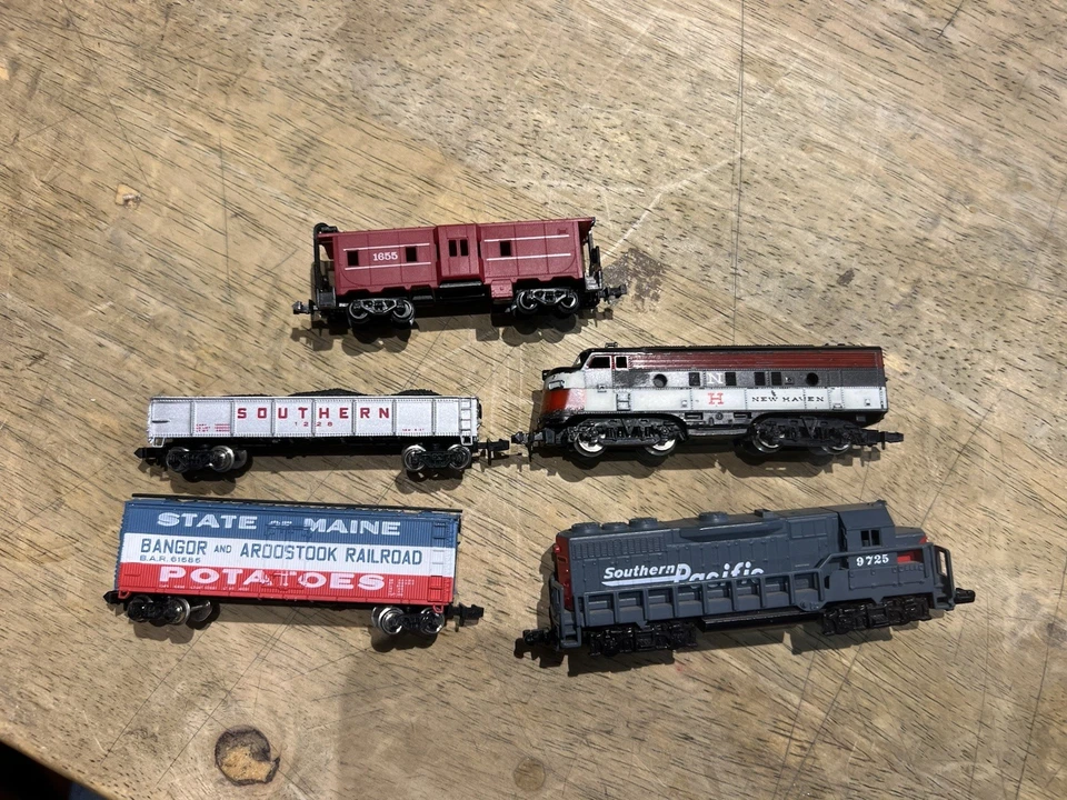 5 N Scale 1 dummy engine, 3 freight cars, 1 powered needs repairs - Image 2 of 4