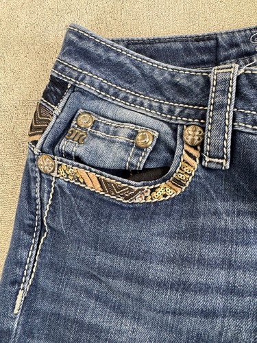 Miss Me Mid Rise Slim Boot Jeans Whiskered Gr. 27 verzierte Pattentaschen - Bild 9 von 20