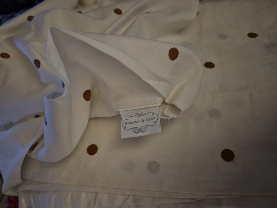 1 lençol plano e 1 fronha rainha Serena & Lily bolinhas brancas/douradas - Imagem 3 de 4