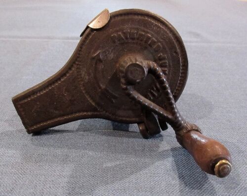 Antiguo rallador de nuez moscada de hierro fundido Pat' 1870 - todo original - limpio - funciona