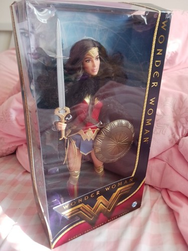 Barbie DC Black Label Collector Wonder Woman Doll Wonder Woman Movie Edition - Afbeelding 2 van 5