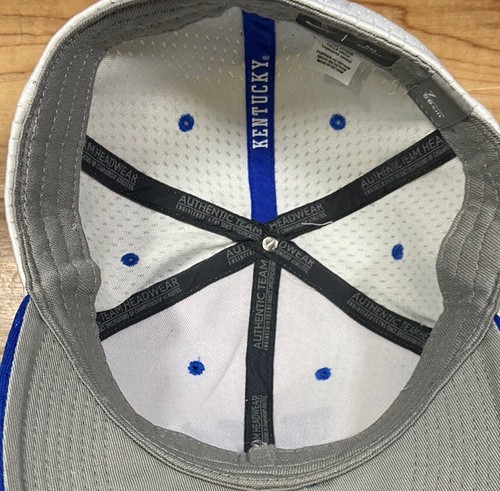 Gorra Kentucky Wildcats Nike 643 Dri-Fit ajustada talla 7 blanca NCAA baloncesto - Imagen 5 de 6