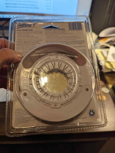 safety first, lever handle lock for keeping babies safe 48400a, new in package - Picture 8 of 9