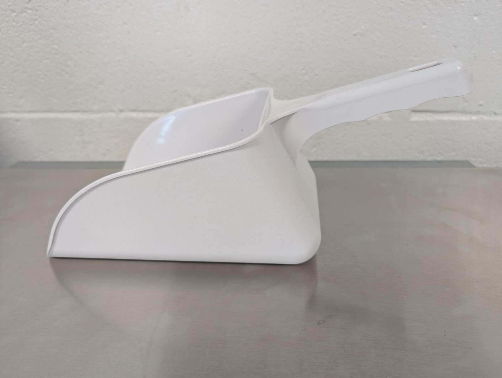 Commercial 64 Ounce Large White Plastic Bar & Restaurant Ice Machine Scoop