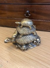 Eine antike dreistufige Kachua Schildkr&ouml;te aus Messing Feng Shui