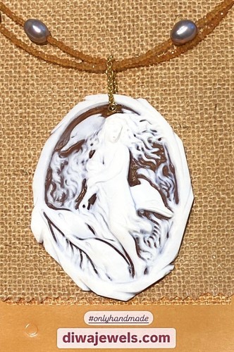 Collana Ciondolo Cammeo Ovale con Delfini in Argento 925 e Perle Grigie - Foto 2 di 6