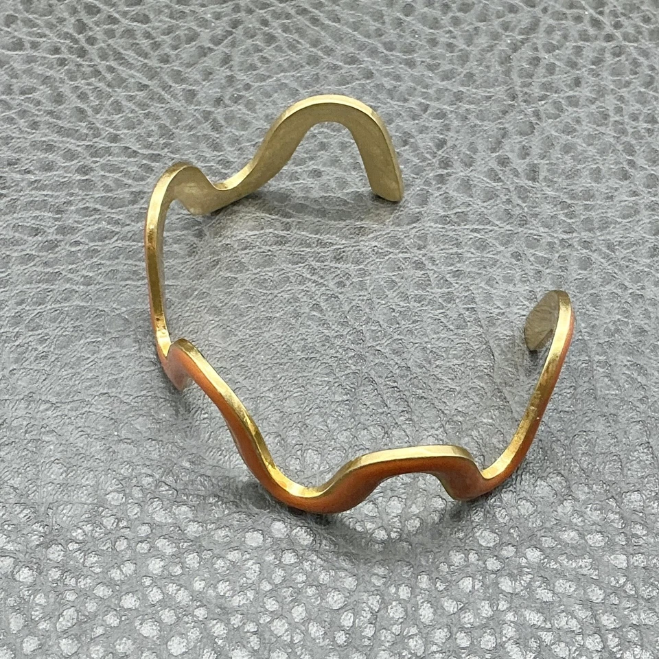 Brazalete abierto Madewell tono dorado ondulado esmalte moderno minimalista Foto 2 de 4