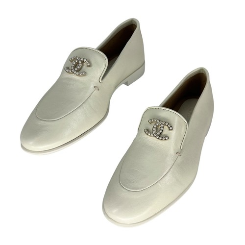 Chanel 2023 Interlocking CC Pearl Logo Leder Halbschuhe in Off White Größe 37,5
