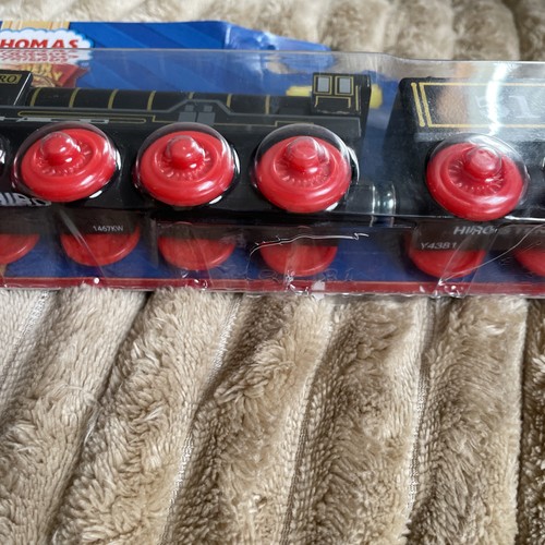 HIRO Thomas & Friends Treno Ferroviario in Legno Giocattolo Fisher-Price Y4108 Confezione Danneggiata - Foto 3 di 3