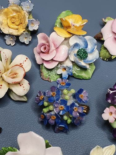 JOB LOT BROKEN VINTAGE COSTUME JEWELLERY PORCELAIN FLOWER FLORAL BROOCHES PINS - Imagen 4 de 8