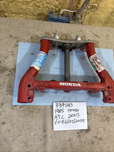 1985 Honda ATC 200 S triple tree triple clamp 339 - Picture 2 of 15