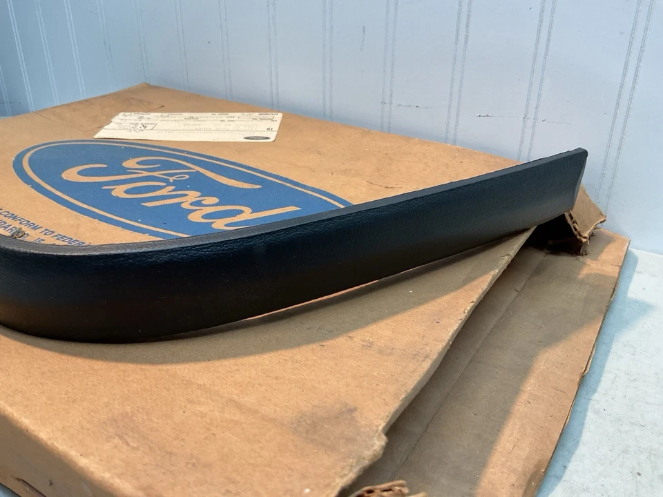 Ford Gran Torino Station Wagon 1974 1975 1976 parachoques trasero derecho almohadilla nuevo OEM Foto 3 de 4