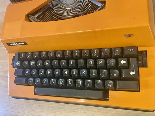 Vintage Adler Gabriele 2000 Electric Typewriter - Picture 5 of 13