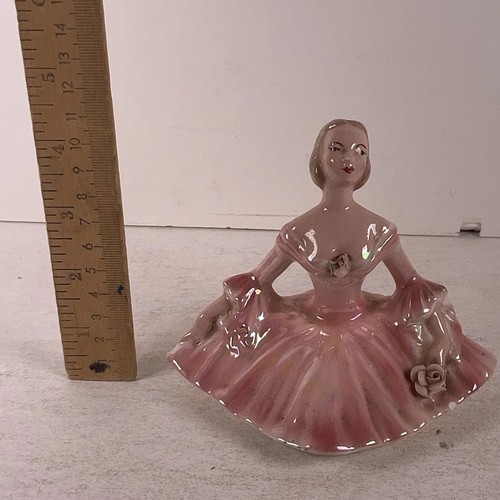 "Estatuilla de porcelana brillante vintage 1966 dama victoriana en un vestido de baile rosa 4,5""" - Imagen 2 de 9