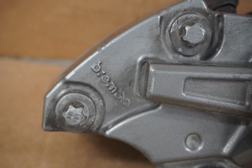 Pinza de freno delantera derecha del lado del pasajero Mercedes CLA 45 AMG 2014 OEM B73682001A - Imagen 5 de 7