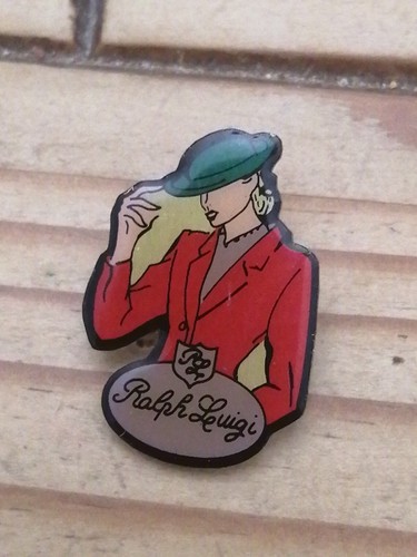 Pin's Pins Pin LAPEL Marque Vêtements Mode Femme "Ralph Luigi"  - Picture 1 of 2