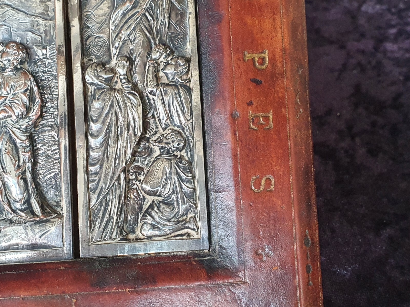 JOLI ET ANCIEN TRYPTIQUE RELIGIEUX EN METAL ARGENTE GAINE DE CUIR Overvloedig en erg populair