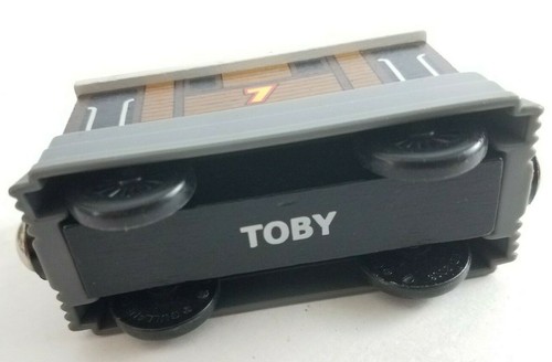 Thomas und seine Freunde Holzeisenbahn Toby Straßenbahn Zug Wagen 7 Panzer Lok Flachmagnet - Bild 5 von 5