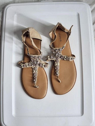 Torrid Damenschuhe Größe 12 W beige Sandalen verziert Strass Perlen flacher Reißverschluss