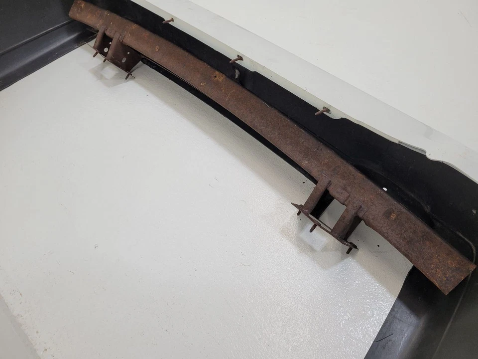 2000 - 2005 CADILLAC DEVILLE Rear Bumper Base Without Body Color VD9 WHITE Foto 3 de 4