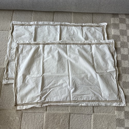Hardware de restauración diestro fundas King de algodón blanco con líneas beige doradas bordadas