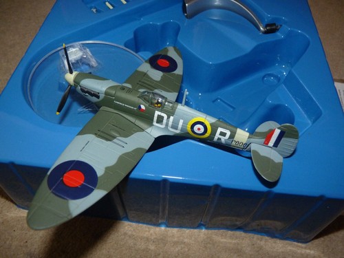 Corgi Aviation Archive 49003 Supermarine Spitfire MKII P8081 Garfield Weston MIB - Picture 5 of 5