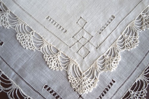 VINTAGE HANKY 1930s CROCHET LACE & PUNCHWORK GEOMETRIC DESIGNS WHITE LOVELY - Picture 3 of 4