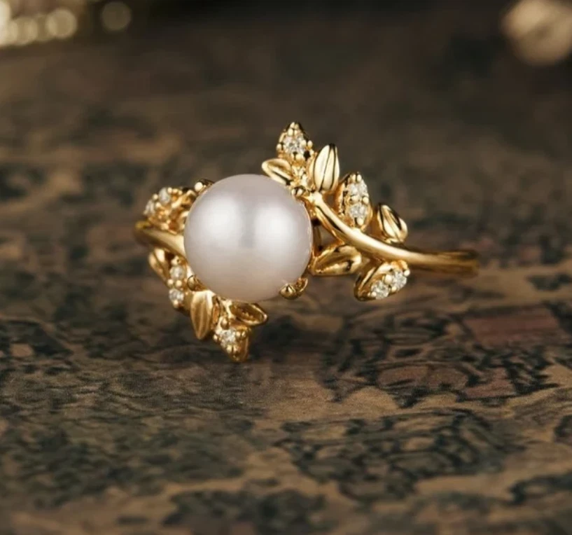 Anillo de compromiso vintage de perlas de agua con racimo de moissanita de oro de 14 quilates Nat Foto 3 de 4