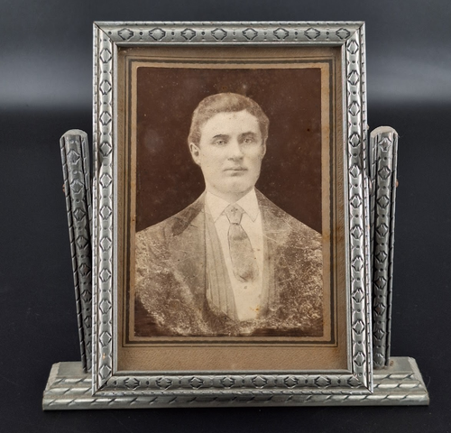 Antiguo marco giratorio de madera de 5" x 7" con cuadro antiguo - Imagen 5 de 15