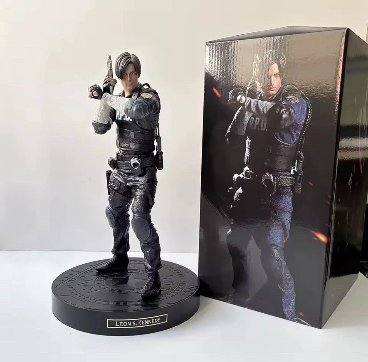 Figurine Leon S. Kennedy 33 Cm - Resident Evil 4 Remake - Collector - Sans Boîte