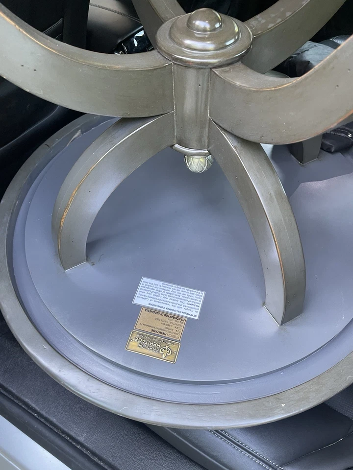 Mesa de cóctel French Heritage 2’ de alto 3’ de ancho patas de madera hecha en Indonesia Foto 4 de 4