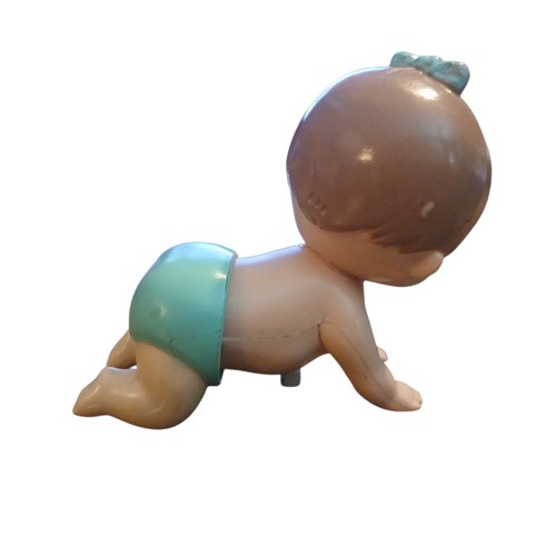 Muñeca bebé Tomy Wind Up 1977 gateando con pañal azul y moño de pelo vintage LEER - Imagen 3 de 10
