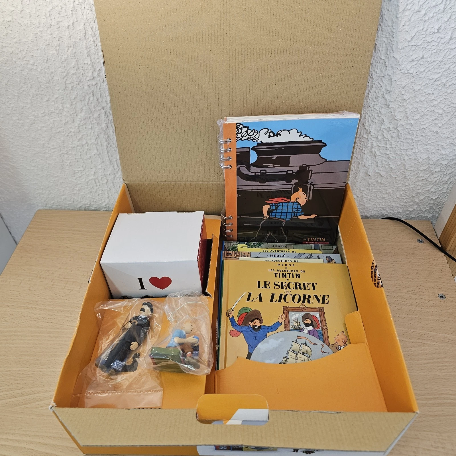 Coffret Tintin Le Secret de la Licorne Figurines Mug Agenda Et 3 BD Hergé