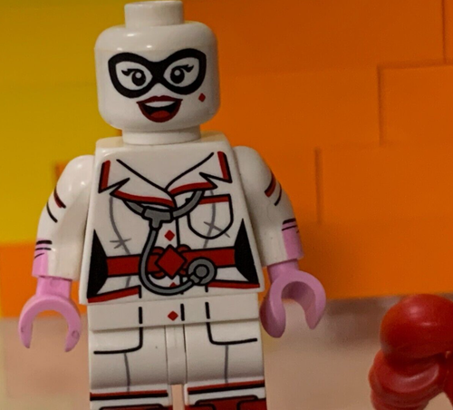 Lego Harley Quinn Nurse Minifigure, The Batman Movie. Set No. 71707 - Picture 6 of 6