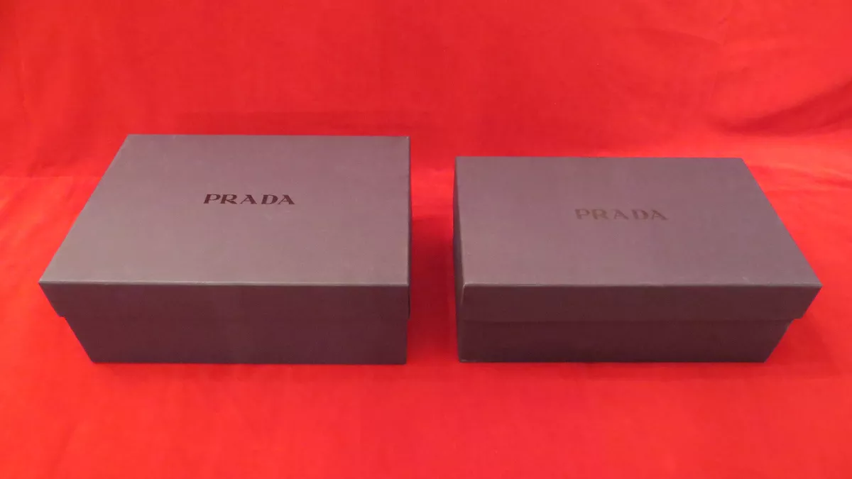 Prada: 2 scatole vuote per scarpe di cartone di colore blu scuro.