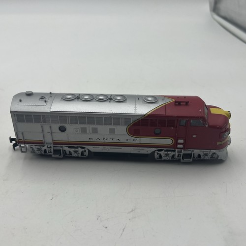 WALTHERS HO SCALE SANTA FE EMD F7A DIESEL LOCOMOTIVE #330 - TESTED & RUNS - Picture 1 of 17