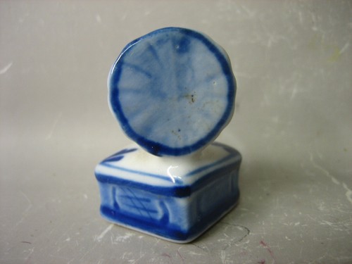 Miniature decorative porcelain phonograph figurine - Picture 2 of 5