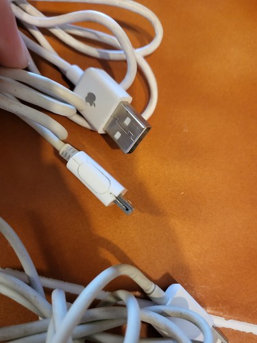 Apple Iphone/ Ipod charging cables. The orginals not the new Iphones. 7 cables - Picture 4 of 5