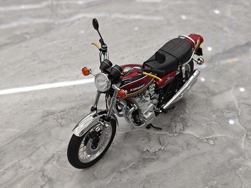 Minichamps 1:12 1972 Kawasaki 900 Z1 SUPER 4 Alloy Motorcycle Model - Picture 19 of 37
