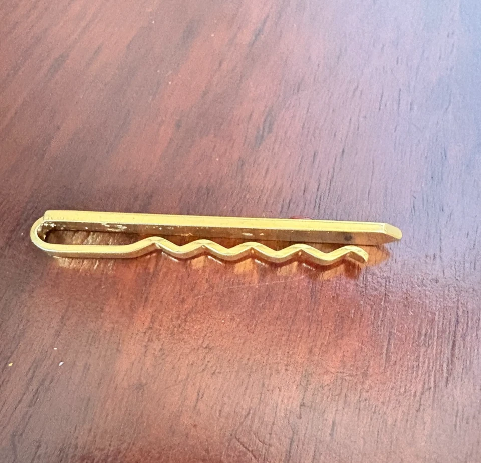 VINTAGE 1950S GOLD-TONE TIE CLIP WITH RED CABOCHON ACCENT COLLECTABLE MENS GIFT - Image 2 of 4